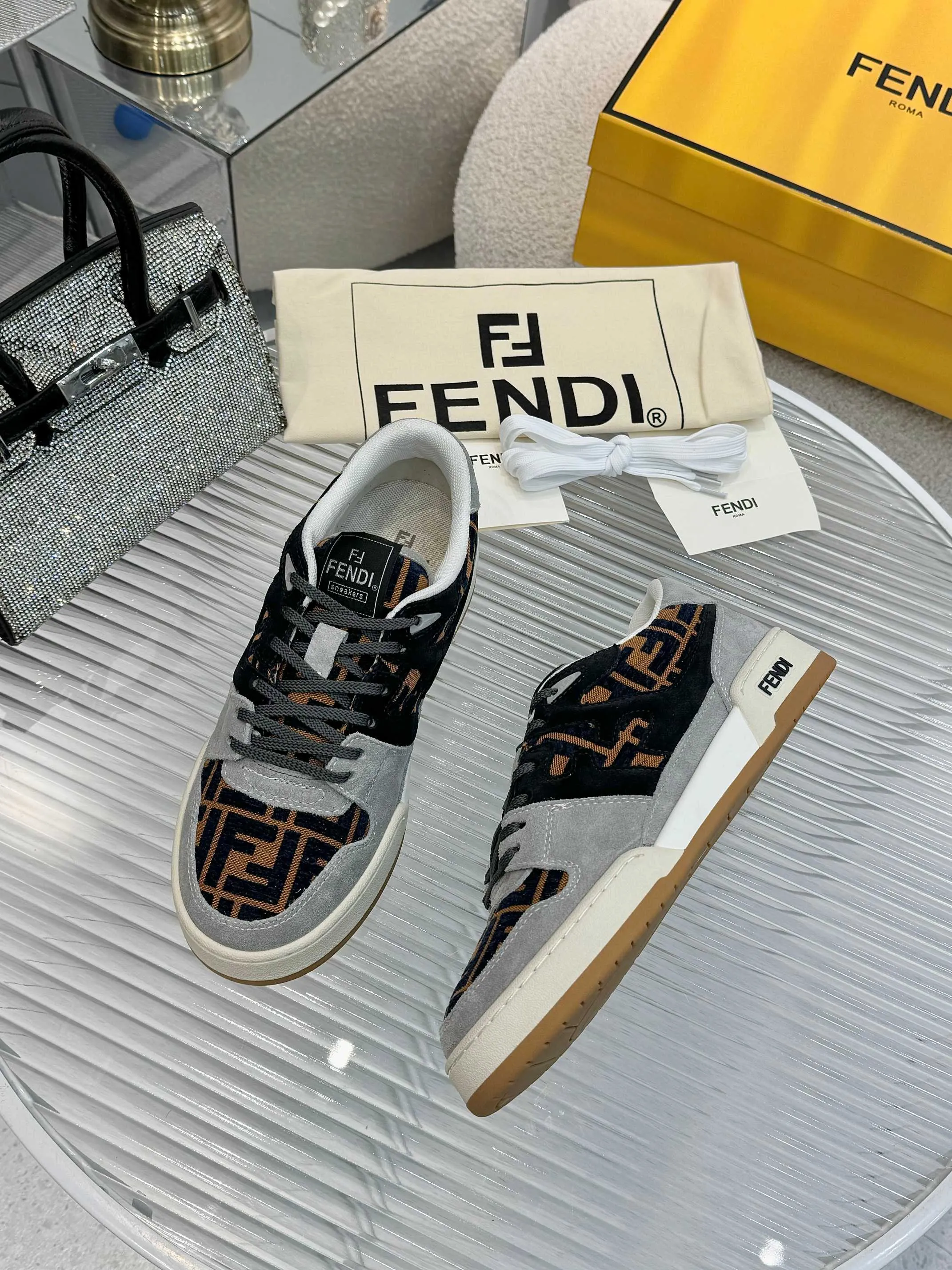 p620🐮🐮New❤Top super A version💯 Fendi Fendi 2025 New Year's King Explosive Style🔥 Many💑stars have the same style FD match. Original purchase for RMB14440. One to one replica. Designer Kim Jones's first sneaker fendi match and Donkey brand Trainer basketball sneakers, fresh blood injection and FF retro design It combines fashion and super comfort. [Wise] Whoever doesn’t grab it will regret it [There are many shoe uppers on the market with different color matching and cut corners in workmanship. The color matching and craftsmanship of my shoe upper are absolutely the same as the genuine products at the counter. Welcome to compare. Feet: Mesh injection molding pads 🎯 Soles: Please look for the original molded multi-color TPU outsole (❌ non-rubber sole) 🎯 Size: Female 35-41 Male 38-45 🎯 Packaging: Original 1:1 matching high-end packaging 🎁